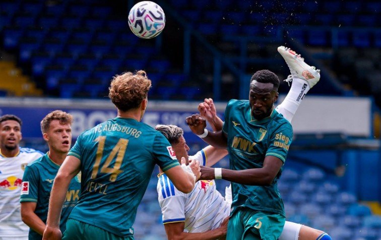 Tarik Muharemović zabio za Leeds protiv Augsburga, domaći vode 3:0
